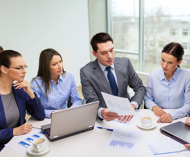 Imagen de personas trabajando en oficina