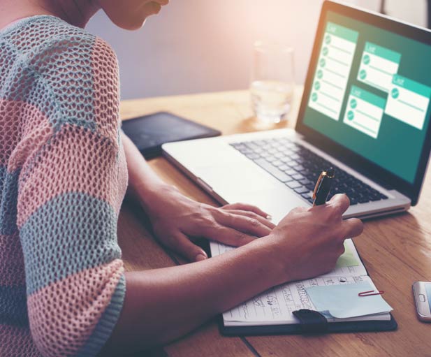 imagen de persona escribiendo