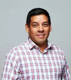 imagen del docente victor cadenas