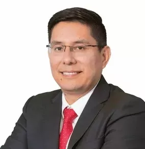 imagen del docente julio yzaguirre