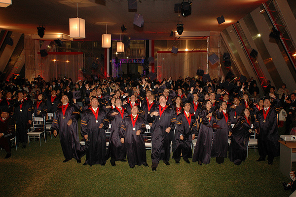 Lanzamiento de birretes en la graduación del MBA